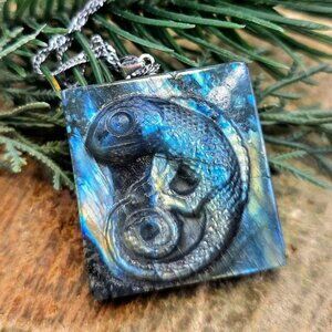 Beautiful Nature Labradorite Flashy Carved Chameleon Tile Pendant Necklace
